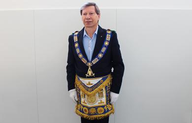 Júlio Meirinhos com os símbolos usados nos rituais maçónicos