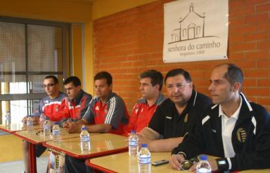 Maurício Trigo, em 2009, na conferência de imprensa do jogo com o Benfica com Arnaldo e Ricardinho